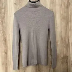 グレージュ　タートルネック　ニット