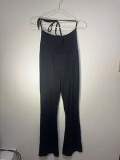 黒ストラップボタン付きフレアパンツ
