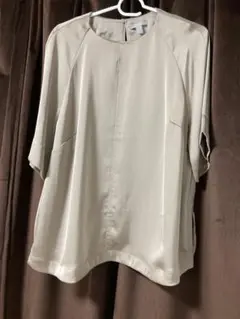 H&M ベージュ サテンブラウス 半袖新品のサムネイル