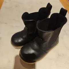 黒の合成皮革ショートブーツ