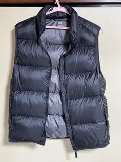 黒のダウンベスト・キルティングデザイン