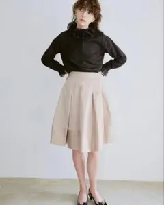 ベージュ タックフレアスカート ひざ丈のサムネイル