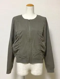 レディース シャーリング ブルゾン ノーカラー ジャケット カーキ 微光沢のサムネイル