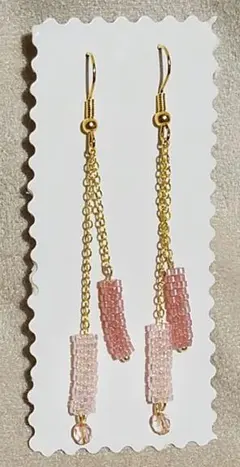 ビーズ織パーツのピアス(ピンク系)