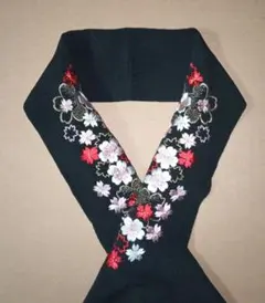 半襟（ちりめん／黒地／刺繍／桜／赤）成人式（振袖）卒業式（袴）和装　※未使用品