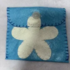 青色フェルト花デザインポーチ