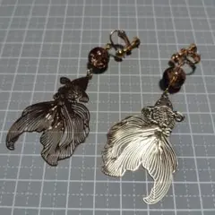 金魚のイヤリング金クラッシュ玉