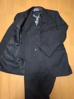 美品 3ピース スーツセットアップ 黒色ストライプ　Lサイズ