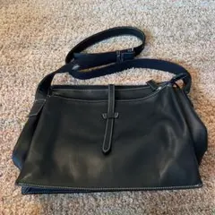 黒いレザーショルダーバッグ