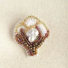 綿花のビーズ刺繍ブローチ　ハンドメイドアクセサリー