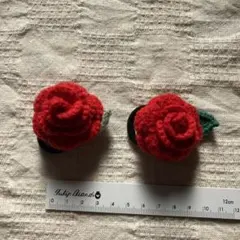 赤いバラのヘアクリップ　かわいいバラ　ハンドメイド一個