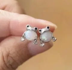 新品 ぷっくりカエル ピアス 合成オパール 運気上昇 ラッキーアイテム 幸運