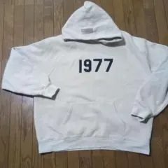 ESSENTIALS パーカー 1977