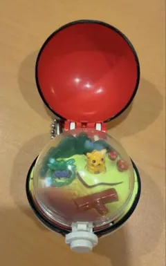 ポケモン ミニポケキーチェーン ジオラマ モンスターボール ピカチュウ