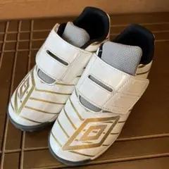 Umbro サッカーシューズ ホワイト/ゴールド