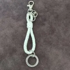 ホワイト レザー風 キーホルダー クリスタル付き