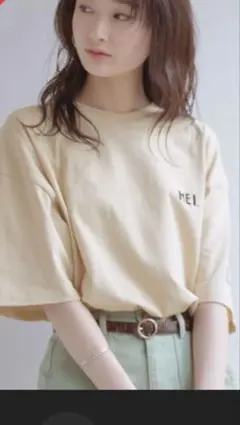 MEI. Tシャツ ベージュ ロゴ入りのサムネイル