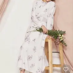 美品✨️Noela ノエラ ラインフラワーワンピース ベージュ S 花柄ワンピースのサムネイル