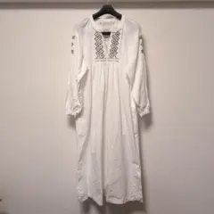 BEARDSLEY 刺繍デザインのホワイトワンピース