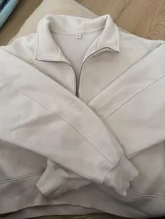 クリーム色 ジッパー付きハイネックスウェット