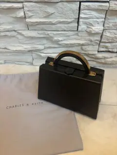 鞄[96] CHARLES & KEITH バッグ ベージュ/ブラック - メルカリ