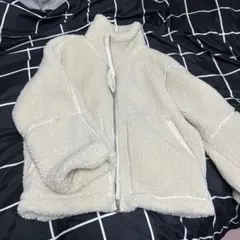 クリーム色 フリースジャケット