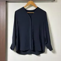 ネイビー 長袖 Vネックシャツ　アローズ　とろみ　ブラウス　仕事着