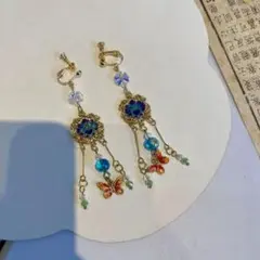 蝶と花とビーズのイヤリング