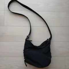 guブラック ナイロン ショルダーバッグ