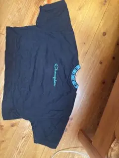 黒いロゴ入り半袖Tシャツ