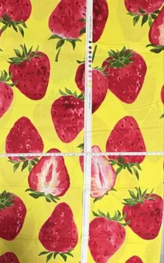 大きな苺柄ハギレ 生地