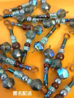 青いビーズのパーツ