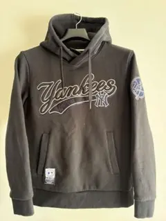 【美品】MLB ニューヨーク ヤンキース パーカー ロゴ 刺繍　生地　厚手