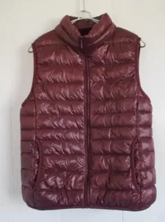 ㊵UNIQLO ウルトラライトダウンベスト　ダウン90％　ワインレッドあずき系