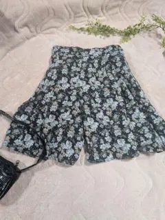 美品花柄キュロットスカート 黒ウエストゴムフリーサイズ