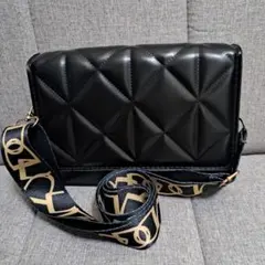 黒 キルティング ボディバッグ ロゴストラップ