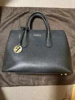 美品 フルラサッチェルピンM ブラック - メルカリ