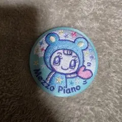 Mezzo Piano 刺繍缶バッジ