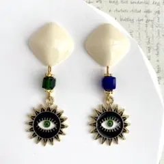 おめめ（邪眼）アシンメトリーカラークリスタルピアス/イヤリング　春夏　個性的