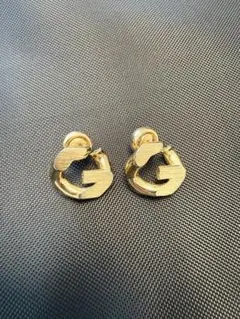 Givenchy ゴールド ピアス(両耳用) GIVENCHY（ジバンシイ）の「G リンク アシンメトリー ピアス（ピアス