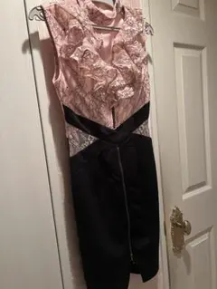 ピンクと黒のレースフリルドレス