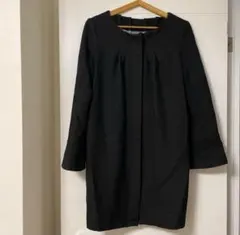 エレガント　ノーカラーのシンプルなコート　黒　モード　コンサバ　膝丈