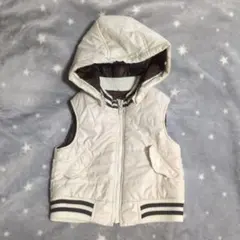 ホワイトフード付きダウン風ベスト（中綿）