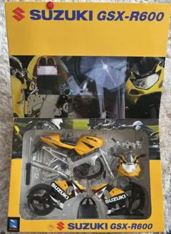 SUZUKI GSX-R600 モデルキット 1:12のサムネイル