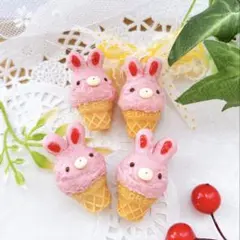 うさぎのストロベリーアイスキーホルダー　ハンドメイド　フェイクスイーツ