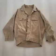 ベージュ ボタン付きシャツ