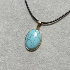 ターコイズブルークラック風デザインオーバルストーンチャームコードネックレス青水色