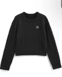 ケーブル編みロゴ刺繍ニットトップス