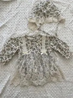 花柄ワンピースとボンネット