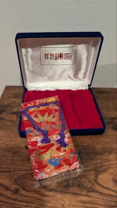 印鑑と朱肉を収納する印鑑ケースと新品未使用印章袋